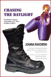 CHASING THE DAYLIGHT One Woman’s Journey to Becoming a U.S. Army Intelligence Officer - In English